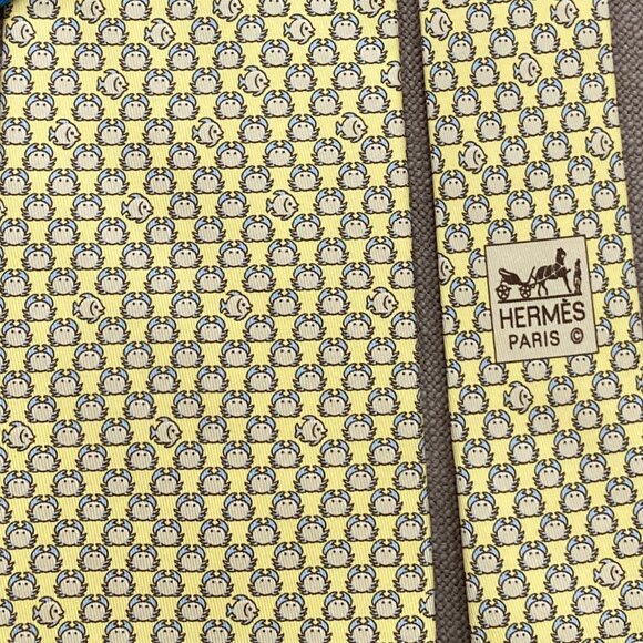 NEW IN BOX HERMES TIE - YELLOW w WHIMSICAL BLUE & TAN ANGEL FISH & SEA CRABS XL - Picture 4 of 5